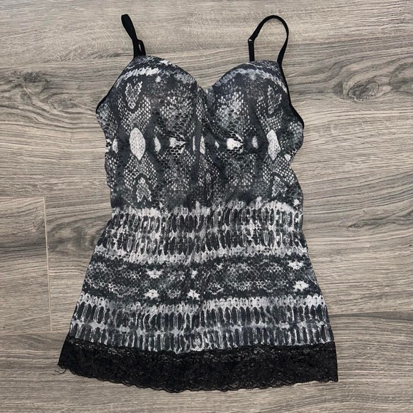 Tops - Y2K 2000s Energie black & white snake print lace cami